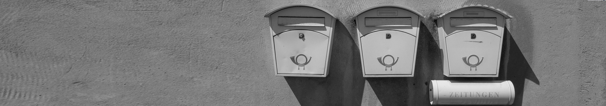 Briefkästen an der Wand